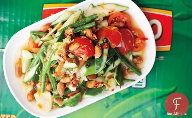 Salată lungă de fasole, castraveți și roșii