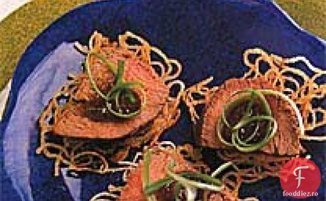 Ginger-Hoisin carne de vită și Scallions pe prăjituri crocante cu tăiței