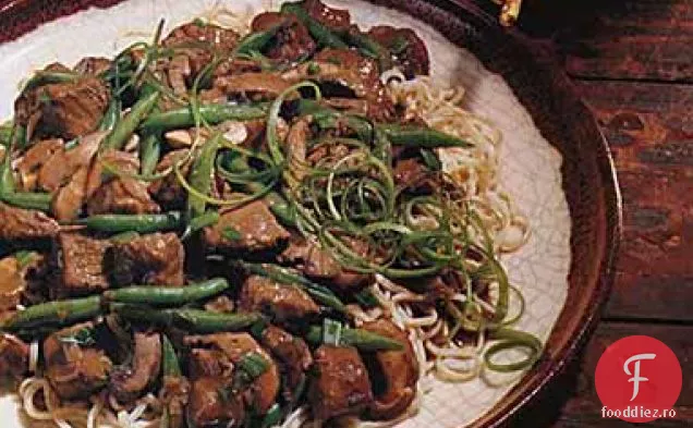 Hoisin-carne de porc fiartă, ciuperci și fasole verde pe tăiței