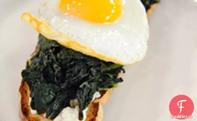 Ou, Kale Și Ricotta Pe Pâine Prăjită