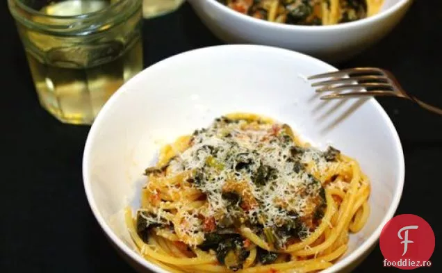 Carne Lite: Spaghete cu varză înăbușită cu roșii