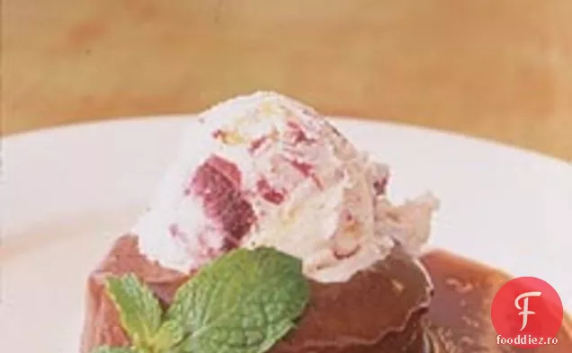 Tort de aluniță cu înghețată de cireșe-migdale, Tamarind Anglaise și Caramel portocaliu