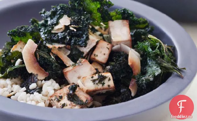 Salată crocantă de Kale și Tofu cu nucă de cocos