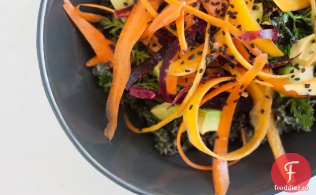 Salată Crudă De Kale Cu Sos Cremos De Tahini