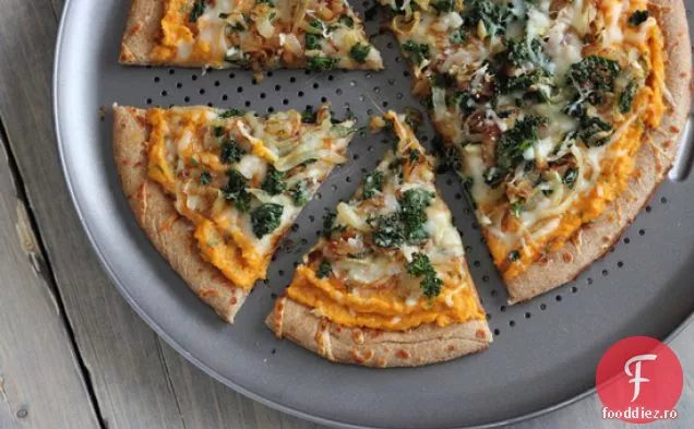 Pizza Cu Cartofi Dulci Cu Varză Și Ceapă Caramelizată