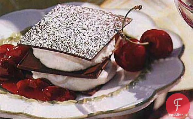 Napoleoni de ciocolată cu cremă de Mascarpone și compot de cireșe