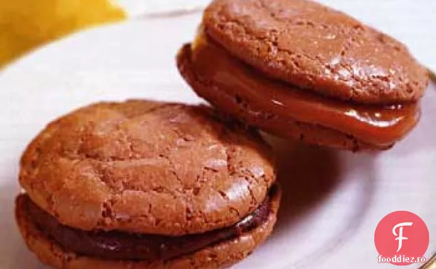 Macaroane de ciocolată cu umplutură de ciocolată sau Caramel