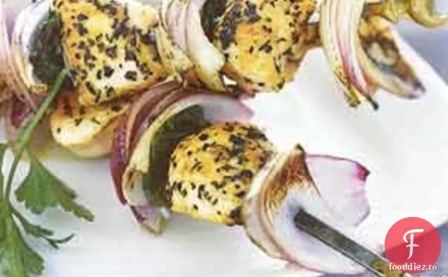 Pui la grătar, ceapă roșie și kebab de mentă cu salată grecească