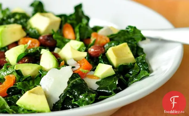 Salată Kale Cu Caise, Avocado Și Parmezan