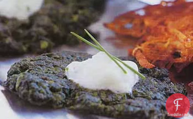 Latkes de spanac cu ierburi grecești cu sos de iaurt Feta