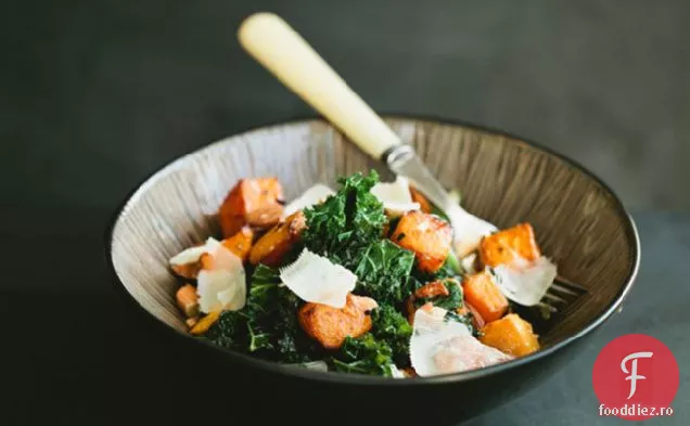 Salată De Kale Cu Dovlecei Și Migdale