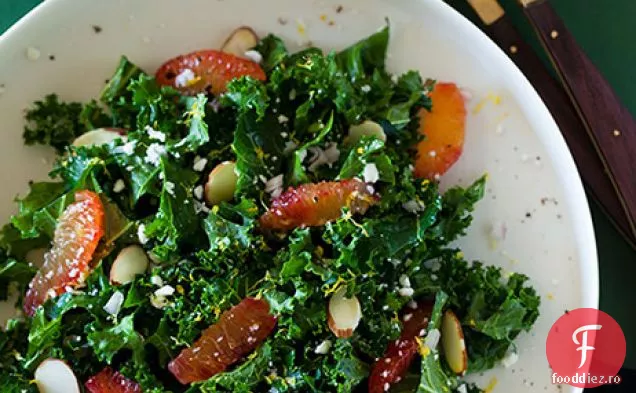 Salată Simplă De Portocale De Sânge Și Kale Cu Un Vinaig Balsamic Alb