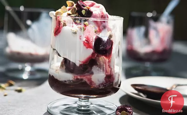 Spumoni Sundaes cu sos de Fudge fierbinte Espresso