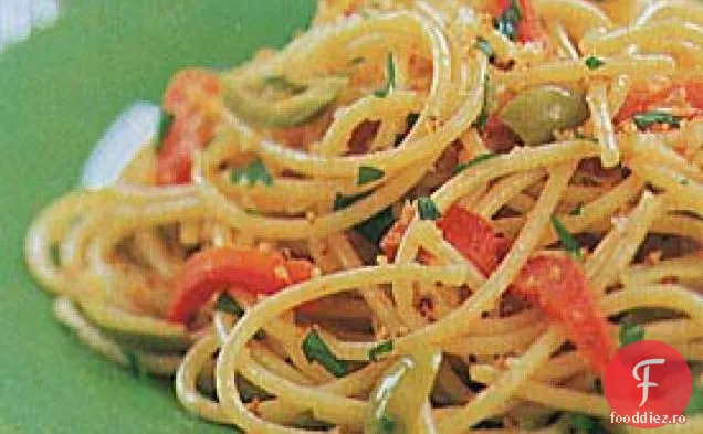 Spaghete cu hamsii, măsline și pesmet prăjit