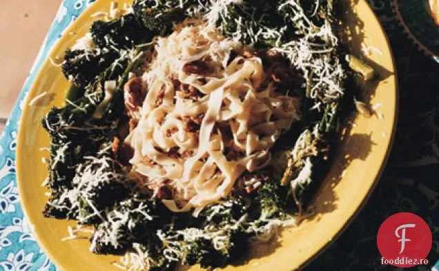 Fettuccine cu cârnați, salvie și usturoi crocant