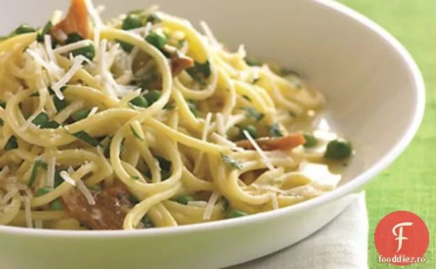 Spaghete Carbonara cu burtă de porc și mazăre proaspătă