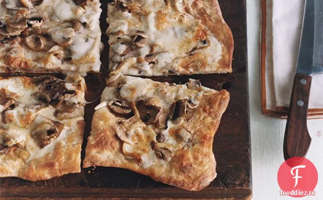 Taleggio trufat și pizza cu ciuperci