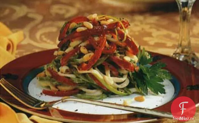 Linguine cu ardei roșii, ceapă verde și nuci de pin