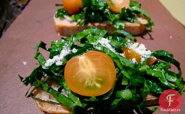 Kale Mărunțită Și Sungold Tomato Crostini
