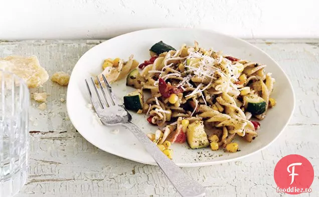 Zucchini, porumb și busuioc Fusilli cu slănină