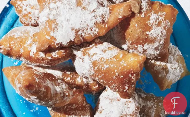 Răsuciri de patiserie cu glazură condimentată cu zahăr-miere