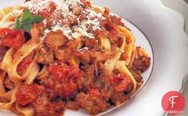 Fettuccine cu sos cremos de roșii și cârnați