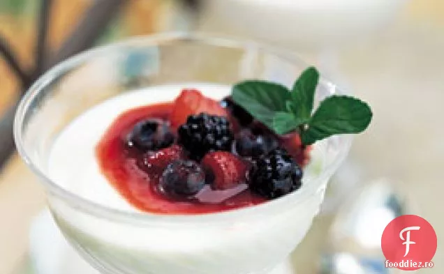 Panna Cotta de vanilie cu compot mixt de fructe de pădure
