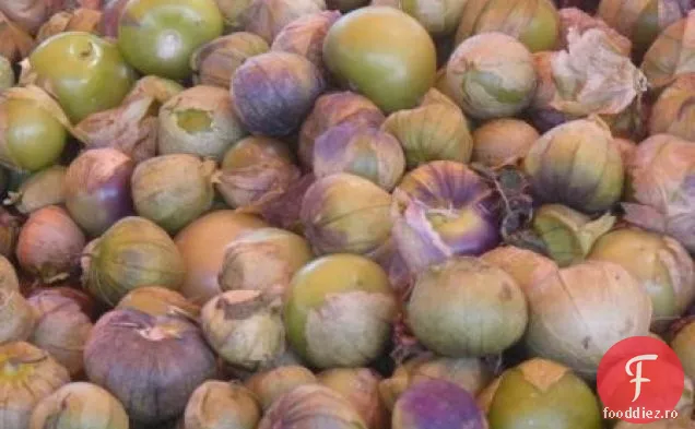 Pește Gătit În Frunze De Banană Cu Tomatillos Și Guajillo Chilis