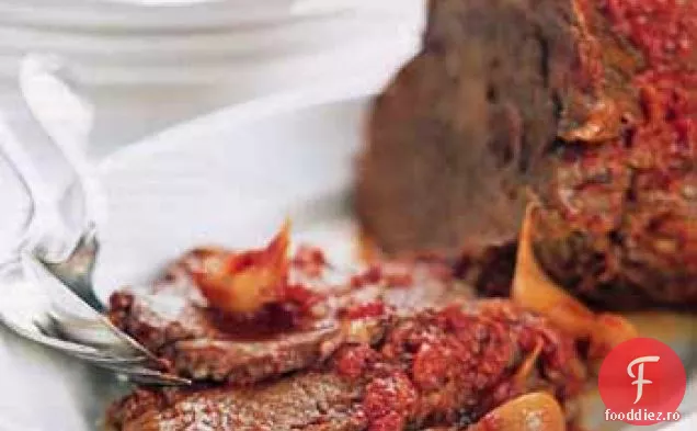Carne de vită fiartă la cuptor cu sos de roșii și usturoi