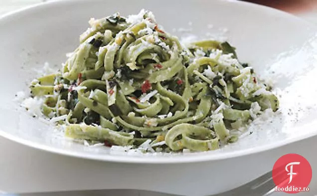 Linguină picantă de spanac cu ulei de măsline și usturoi