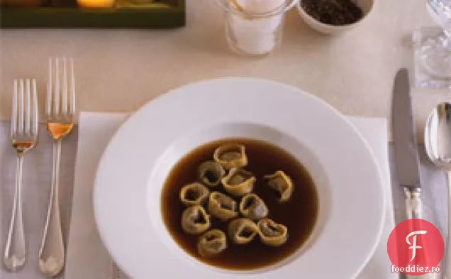 Tortellini de ciuperci în bulion de ciuperci