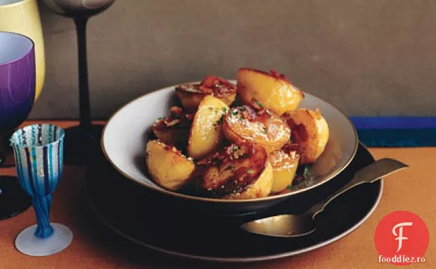 Cartofi prăjiți cu slănină, brânză și pătrunjel