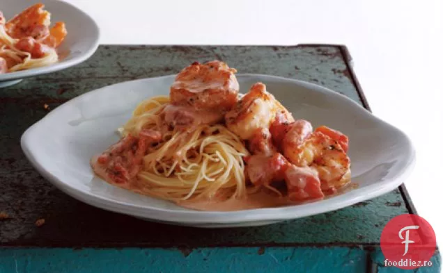 Capellini cu creveți și sos cremos de roșii