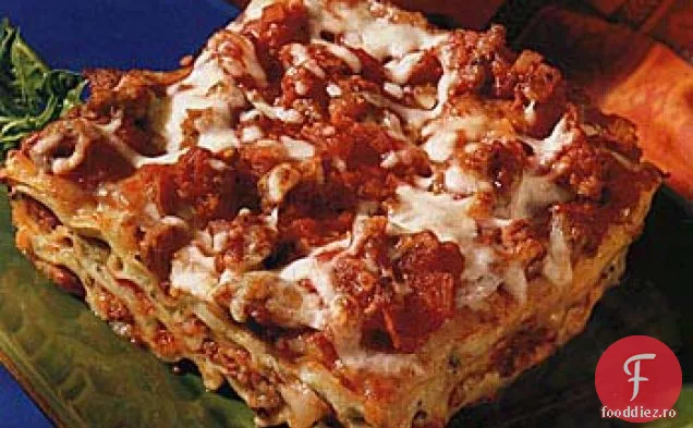 Lasagna cu cârnați, brânză și busuioc