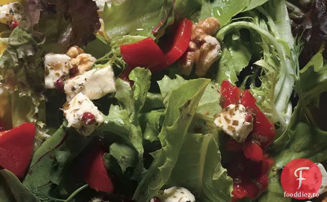 Salată de ierburi cu Feta, ardei roșii prăjiți și nuci prăjite