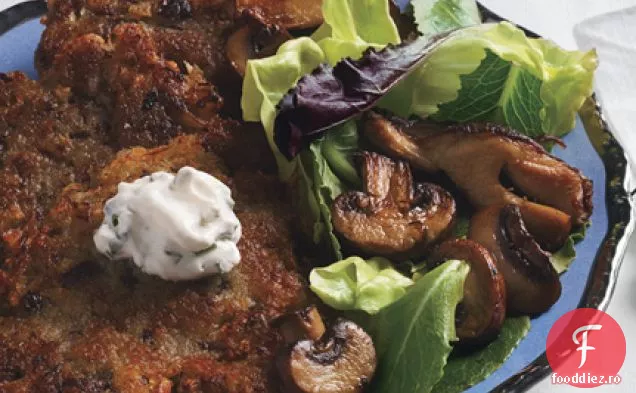 Latkes de ciuperci Porcini cu salată de ciuperci și 