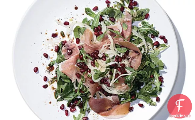 Salată mediteraneană cu Prosciutto și rodie