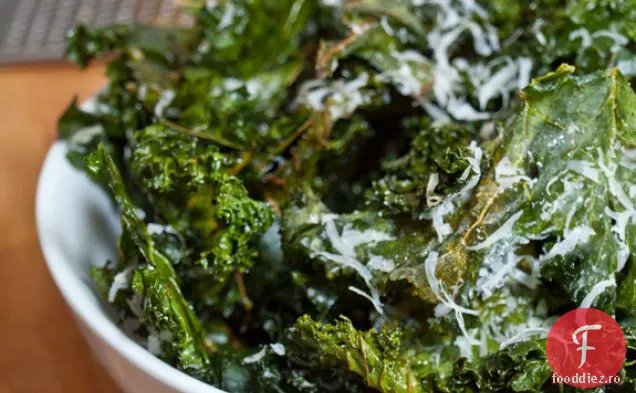 Chipsuri Crocante De Kale Cu Lămâie Și Parmezan