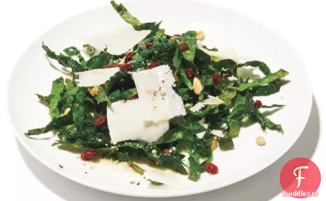 Salată de Kale cu nuci de pin, coacăze și parmezan