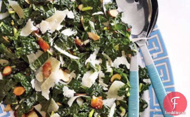 Salată De Kale Cu Curmale, Parmezan Și Migdale