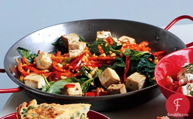 Tofu Thailandez picant cu ardei gras roșu și alune