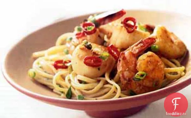 Linguine cu creveți și scoici în sos de Curry verde Thailandez