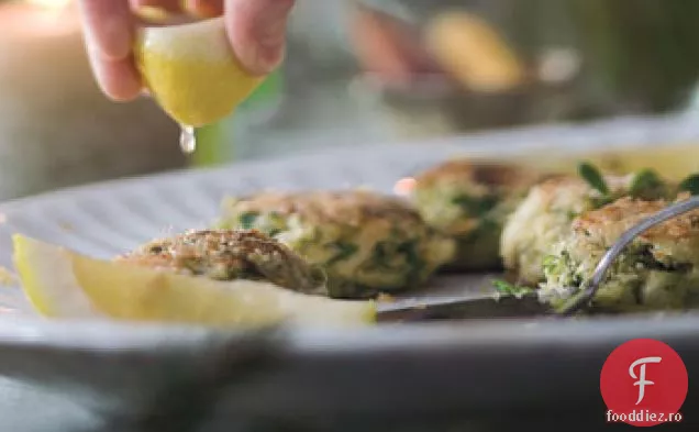 Prăjituri de Crab cu salată de ierburi