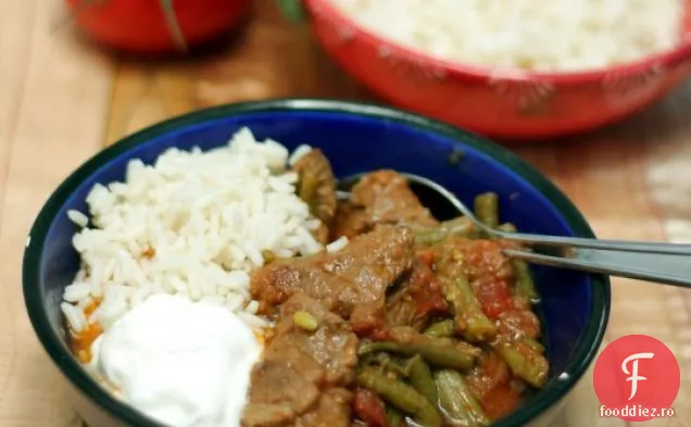Tocană de miel turcească prăjită lent cu fasole verde