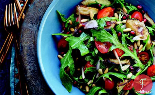 Salată de rucola cu vinete prăjite și sos dulce de rodie