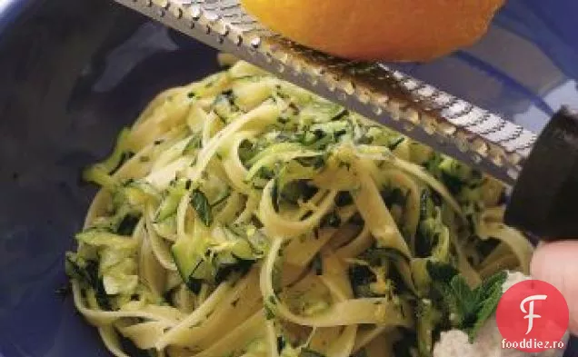 Fettuccine cu dovlecei mărunțiți, Ricotta proaspătă și coajă de lămâie