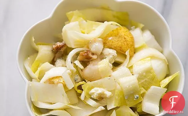 Salată de andive cu nuci, pere și Gorgonzola