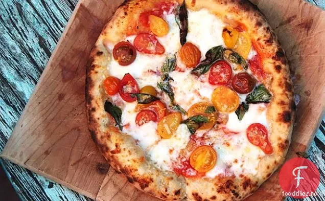 Pizza cu roșii Cherry, usturoi, busuioc și Mozzarella
