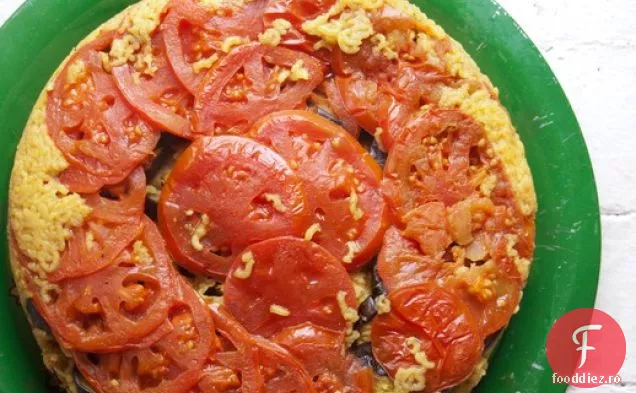 Maqluba vegetariană (orez stratificat cu roșii, vinete și conopidă)