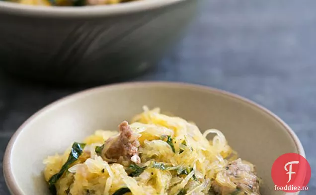 Dovlecei Spaghetti prăjiți cu cârnați și Kale